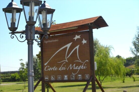 Insegna pubblicitaria di Corte dei Maghi ingresso agriturismo