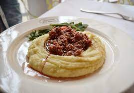 salama con purè piatto di salamina e purè